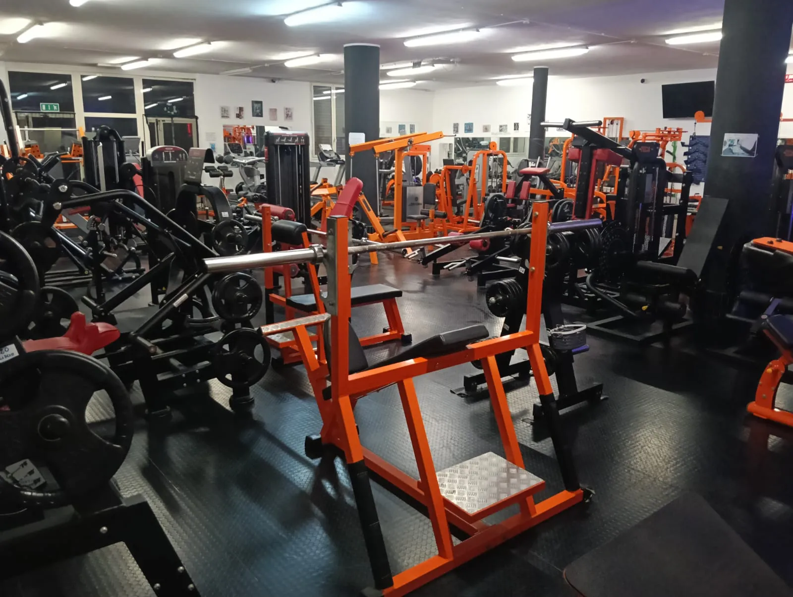 Vista ampia della sala attrezzi di Revenge Gym