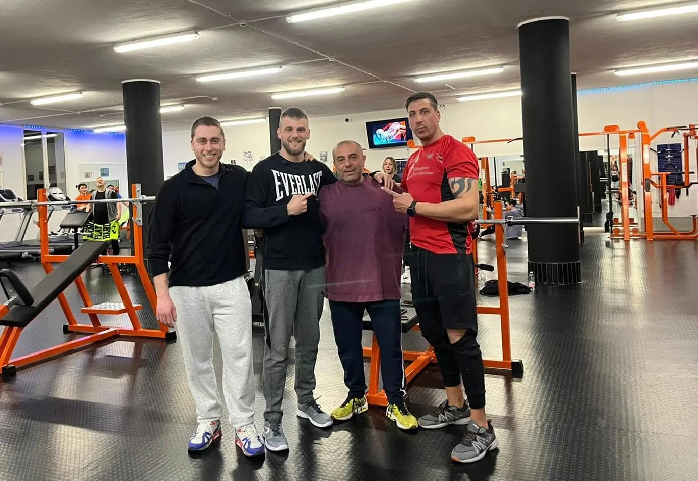 Community in sala pesi di Revenge Gym